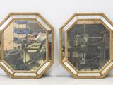 paire de miroirs anciens avec un cadre doré et un miroir au centre