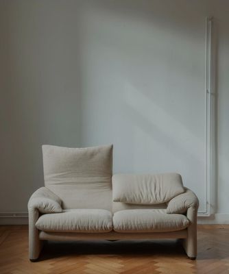 un canapé blanc posé dans une pièce au sol en parquet