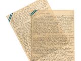un vieux bout de papier sur lequel il y a des mots, posé sur une table