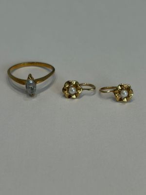 trois bagues et une bague sertie d'un diamant sur un fond blanc