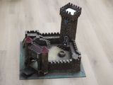 une maquette de château surmontée d'une horloge