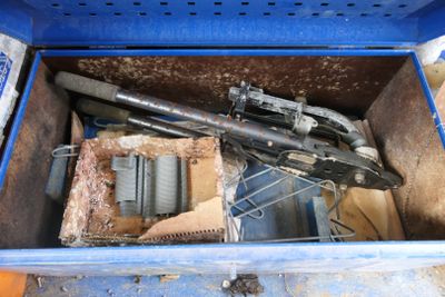 une boîte bleue contenant un pistolet