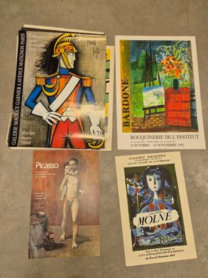 quatre livres posés sur une table, avec une photo d'une femme et d'un homme