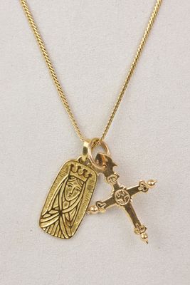 un collier en or orné d'un oiseau et d'une croix