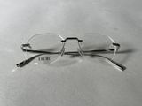 des lunettes posées sur une surface blanche sur laquelle est inscrit le mot « Dior »