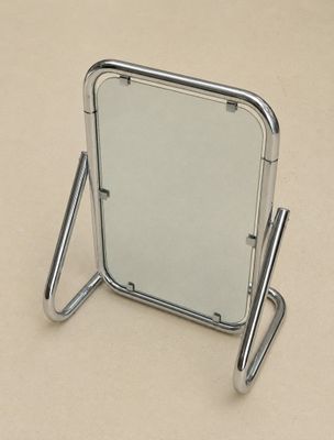 un miroir posé sur une table