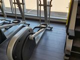 une rangée de vélos d'appartement dans une salle de sport