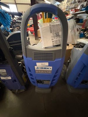 un aspirateur bleu et gris dans un magasin