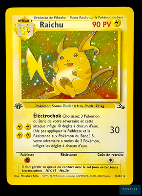 La carte Pokémon représente un Pikachu assis sur une branche.