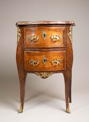 une commode ancienne avec un plateau en marbre posée sur un socle