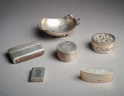 Suite de cinq boîtes dont à pilule En argent (Deux travail l… - Photo 1