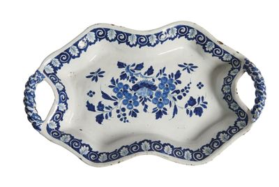 une assiette bleue et blanche ornée d'un motif floral