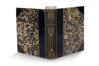 un vieux livre avec une couverture dorée et noire sur fond blanc
