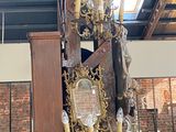 une grande structure en bois surmontée d'un miroir