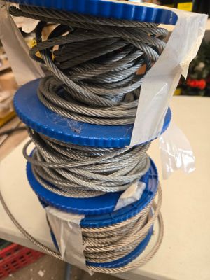 une pile de fils posés sur une table