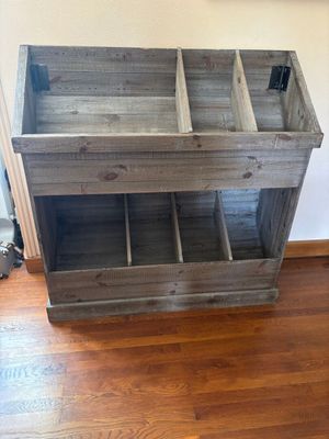 une photo d'une table en bois sur laquelle est posé un casier à bouteilles
