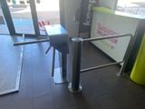une table et une chaise devant une porte
