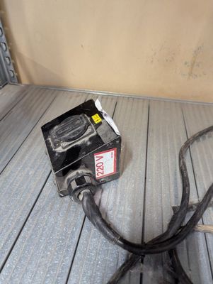 une boîte noire posée sur un plancher en bois