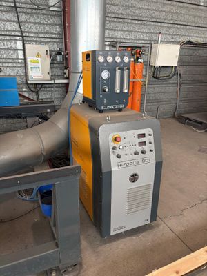une machine qui se trouve à l'intérieur d'un bâtiment