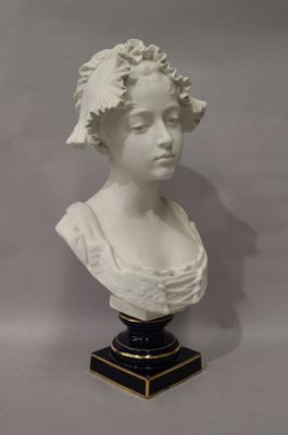 un buste blanc représentant une femme coiffée d'un chapeau