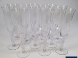 six verres à vin transparents posés les uns à côté des autres sur une surface blanche