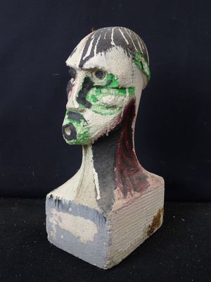 une sculpture représentant la tête d'un homme, réalisée en papier mâché
