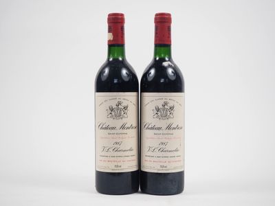 deux bouteilles de vin rouge posées l'une à côté de l'autre sur une surface blanche