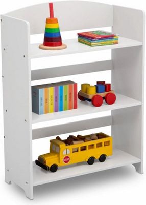 une étagère blanche sur laquelle sont posés un petit train miniature et des livres