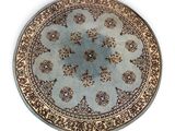 une table ronde ornée d'un motif bleu et or