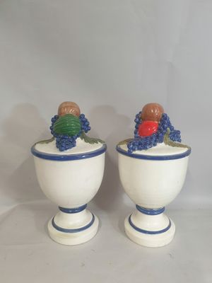 deux vases blancs ornés de motifs bleus et verts