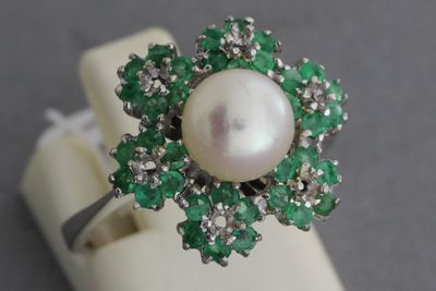 une image représentant une bague ornée d'une perle et d'émeraudes