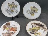 trois assiettes à motifs différents posées sur une table