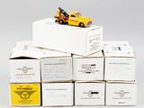 une pile de cartons surmontée d'un camion jouet