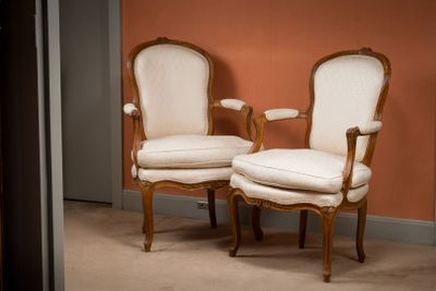 deux chaises assises l'une à côté de l'autre dans une pièce