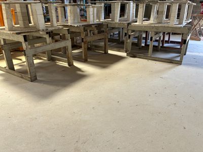 de nombreuses tables et chaises dans une pièce dotée de nombreuses fenêtres