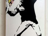 graffiti sur un skateboard représentant un homme lançant une fleur