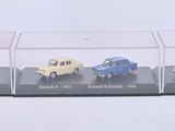 cinq petites voitures dans une vitrine posée sur une surface blanche