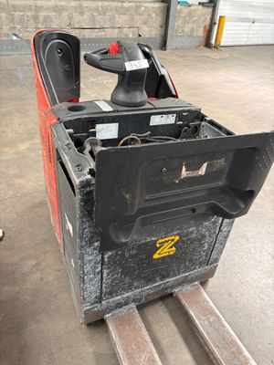 un chariot élévateur équipé d'une boîte à outils dans un entrepôt