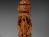 une image représentant une figurine en bois d'un homme portant un chapeau sur la tête