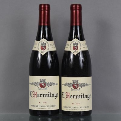 deux bouteilles de vin rouge posées sur une table en verre