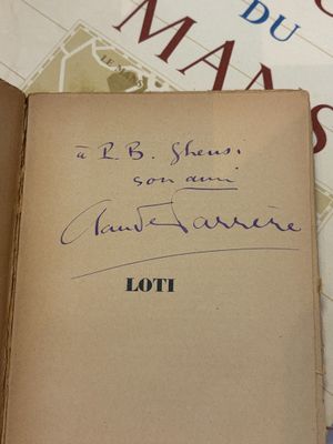 un livre sur lequel il y a beaucoup d'écritures