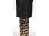 une lampe surmontée d'un abat-jour noir