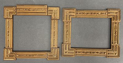 Deux cadres en bois découpé cranté