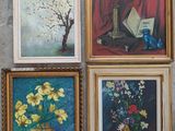 quatre tableaux encadrés représentant des fleurs et un vase posé sur une table