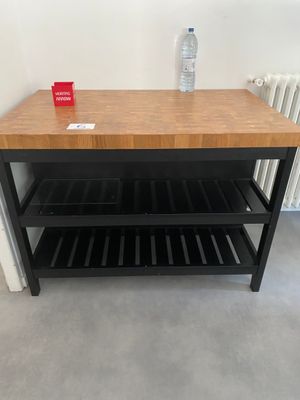 une table en bois sur laquelle est posée une bouteille d'eau