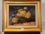 un tableau représentant des roses jaunes dans un panier, posé sur un chevalet