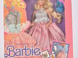 La poupée Barbie se trouve dans une boîte rose posée sur une surface blanche