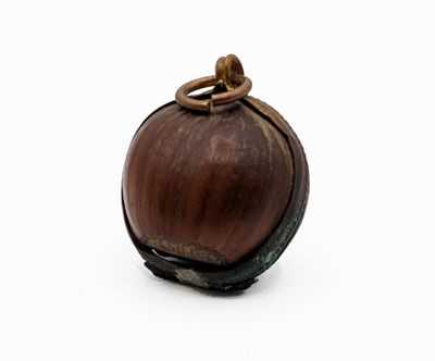 un petit objet en bois muni d'un anneau