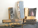 plusieurs pièces de bois sont empilées les unes sur les autres