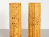 deux socles en bois avec des bases noires dans une pièce